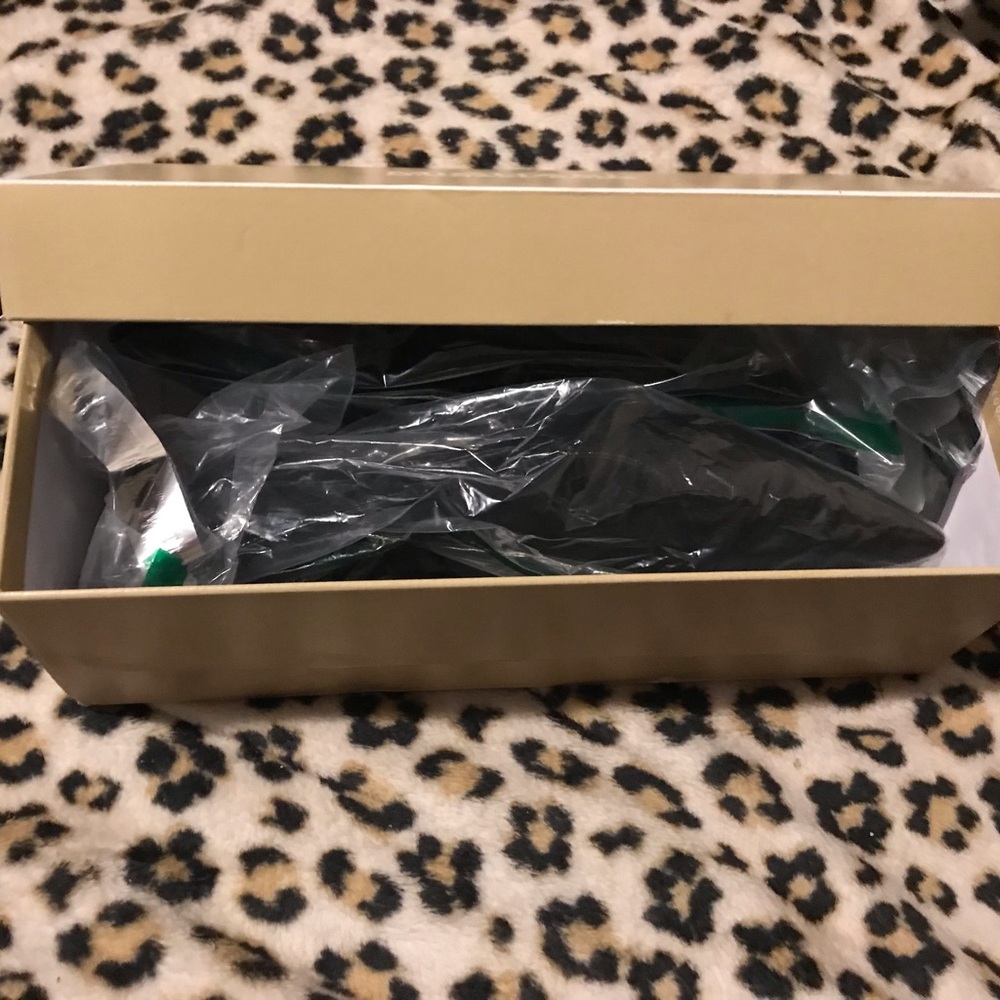 Michael Kors NWT Alina Flex Pointed Toe Kitten Heel Pump in Size 7 - HOST PICK ๐ - Picture 14 of 16
